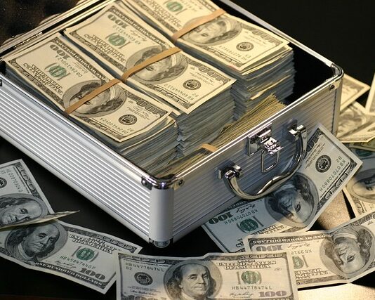 Ile zarabia logistyk w magazynie?