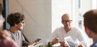 Jak kultura organizacyjna wpływa na utrzymanie talentów i rotację pracowników