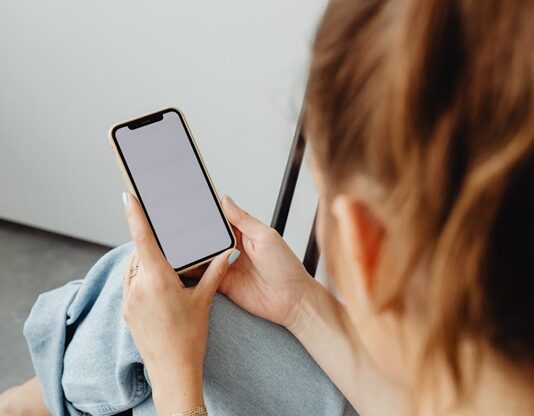 Czat RCS – jak zamienić zwykłą aplikację do wiadomości w interaktywny komunikator z funkcją przesyłania plików Czat RCS